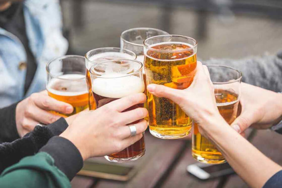 Uống rượu bia khi đói gây cồn ruột và hại dạ dày