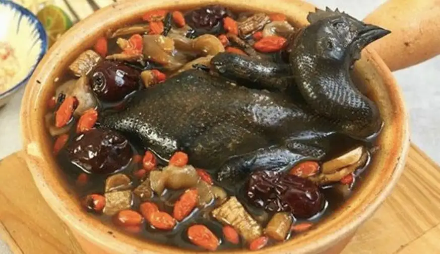 Canh gà ác hầm