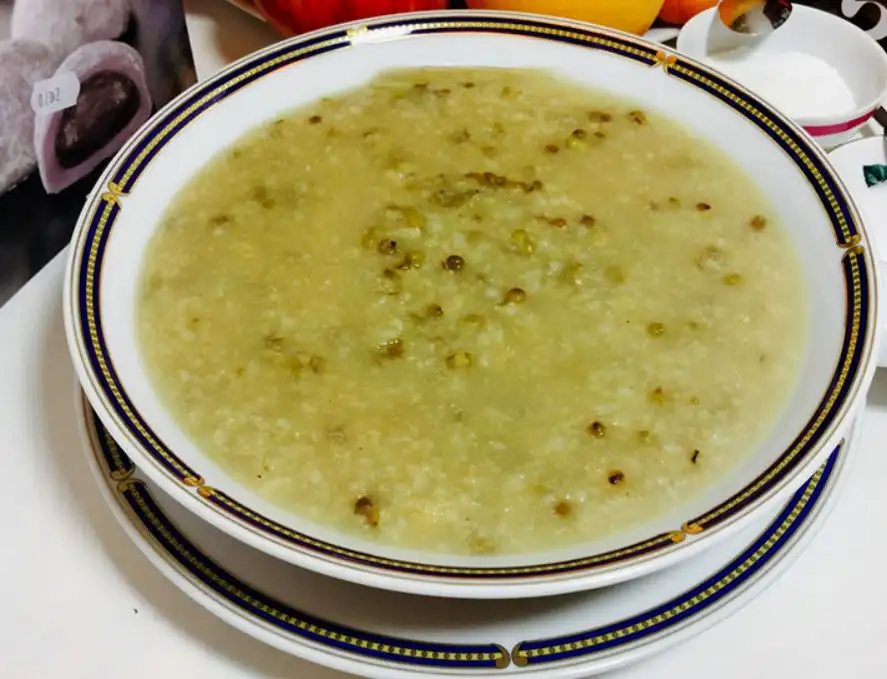 Cháo đậu xanh tía tô