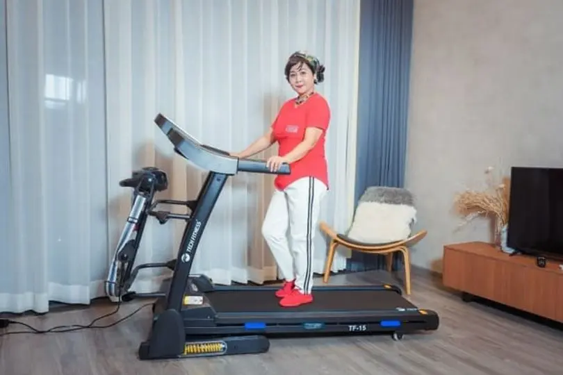 Bệnh xương khớp có nên đi bộ không