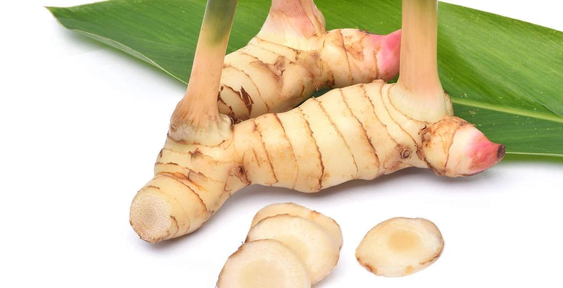 Dùng củ riềng chữa bạch biến