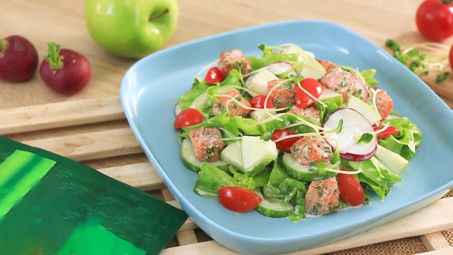 Món ăn bồi bổ sức khoẻ cho người suy nhược - Cá hồi ăn với salad